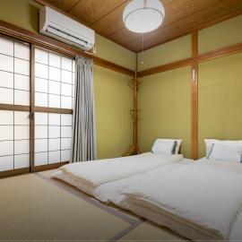 10mins train to Namba, 4 mins walk to stn, 2 floors japanese style , 2-8 people