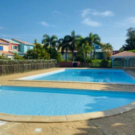 Maison mitoyenne , piscine,Citerne, jardin, parking, plage