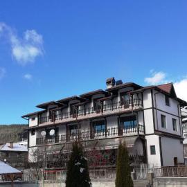 Къща за гости Динас, hôtel à Zmeitsa