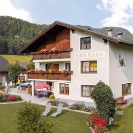 Haus Regina, hotell i Strobl