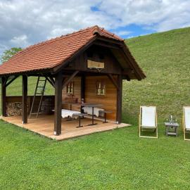 Wooden hut at tourist farm Artisek, hotel in Štore