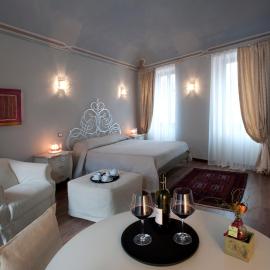 Vinoteca La Sacrestia, hotell i Alba