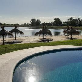 Howard Johnson Resort & Convention Center Ezeiza，艾塞薩的飯店