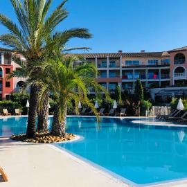 Appartement de standing face à la baie de St-Tropez, vue mer, jardin et piscine.