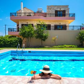 Villas Louloudaki, hotel u gradu 'Loutra'