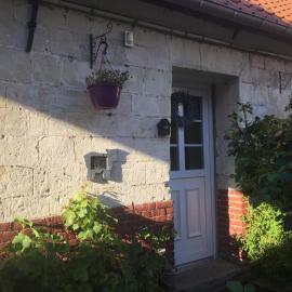 LA GRENOUILLERE- Gîte 9 personnes, 3 chambres, 3 sdb, 3 toilettes, idéal pour séjour court ou étape, hotell i Frévin-Capelle