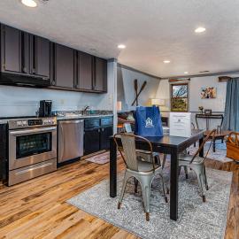 Lake Front King Suite: Full Kitchen-Lakefront Deck- Shared Hot Tub