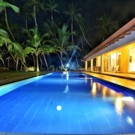Arhimser Villa-superb 4 bedroom beachfront BB for 8 Ranna, Tangalle, pick up, serviced, taxes included