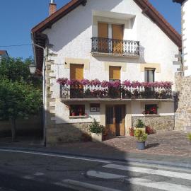 Casa rural Lucuj, hotel in Jaurrieta
