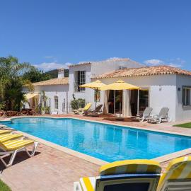 Idyllic Farm House with huge Garden for 14PAX