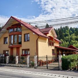 Casa cu Flori Moisei, hotell i Moisei