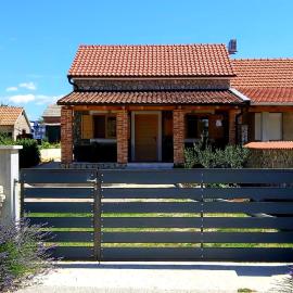 Country House Frane near Krka Waterfalls & Šibenik, hotel a Lađevci