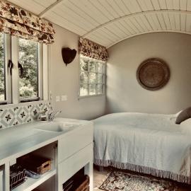 The Oaks Glamping - Jasper's Shepherds Hut, hotel in Colkirk
