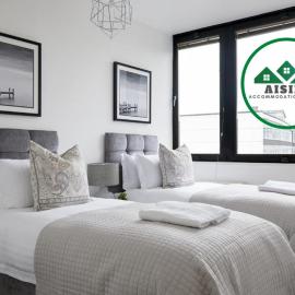 Aisiki Living at Upton Road, Multiple 1, 2, or 3-Bedroom Apartments, King or Twin Beds with Free WiFi & Parking Space, hotel in Watford