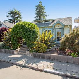 Steps to Sand: 'Beach Hill Bungalow' w/ Patio, hotel in Santa Cruz