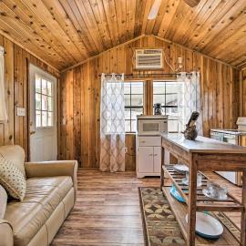 Couples Cabin w/ Luxury Deck, 1 Mi to Canyon Lake!, hotel in Canyon Lake