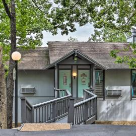 < 1 Mi to Lake! Osage Beach Home w/ Furnished Deck, hotel a Osage Beach