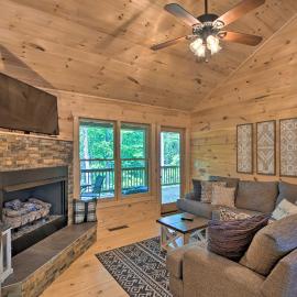 Blue Ridge Hideaway w/ Fire Pit & Mtn Views!, khách sạn ở Blue Ridge