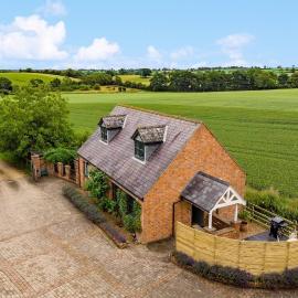 The Cottage - Luxury Romantic Retreat in Idyllic Rural Location, Hotel in Clipston