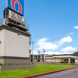 Motel 6 Groves, Tx，格羅夫斯的飯店