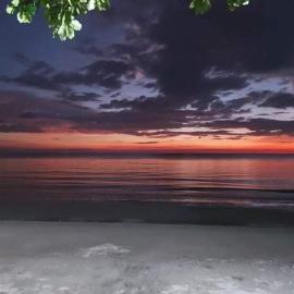 Bella's Beach Resort 2-bedroom Cottage 1 large bedroom with aircon and 1 small maids type room with fan, hotel di Bauang