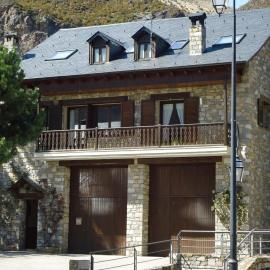 Casa Rural la Comella, готель у місті Барруера