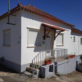 Casa 4 Estaçoes, hotel in Batalha