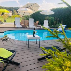 Charming Villa with Private Swimmingpool, hotel v mestu Attalens