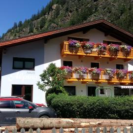 Haus Alpina, hotel in Längenfeld