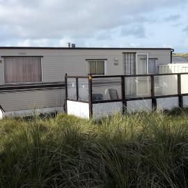 AMELAND-Nes-Duinoord: Stacaravan (chalet) + fietsen direct aan zee!, хотел в Нес