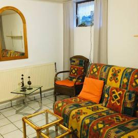 Biete ruhige Zwei-Zimmer Souterrain-Wohnung