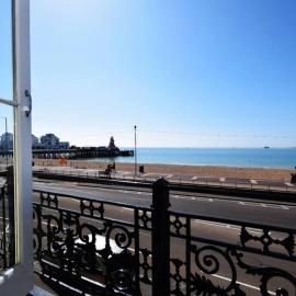 Spacious 3 bedroom Beachfront property with amazing sea views!, hotel in Portsmouth