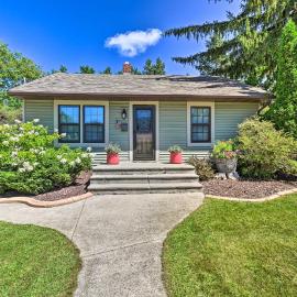 Modern Home w/ Backyard, 1 Mi to Dtwn Sturgeon Bay, hotel in Sturgeon Bay