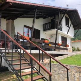 ПАУНОВАТА КЪЩА, hotel a Yasă-Koriya