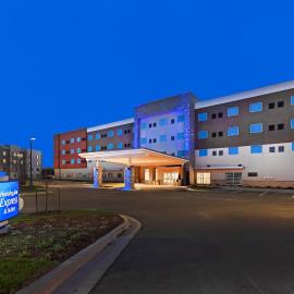 Holiday Inn Express & Suites - Lenexa - Overland Park Area by IHG，雷內克薩的飯店