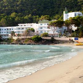 Hotel El Pinar, hotel v mestu Cala Llonga
