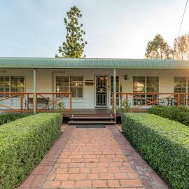 Birds 'n' Bloom Cottages، فندق في يونغابورا
