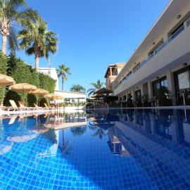 Paradise Bar Apartments: Planos şehrinde bir otel