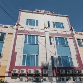 RedDoorz Plus near Soekarno Hatta Airport Taman Mahkota, hotel in Tangerang