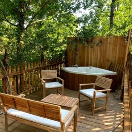 Magic Roof Top Bus with big bath in the tree forest!, hotel a Mimizan