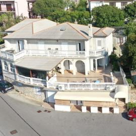 Apartments and room Suza, מלון בסנג'