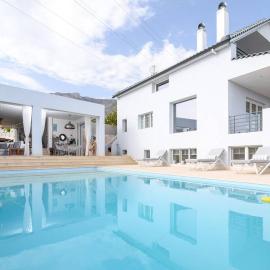 Luxurious Villa MALOMAR, hotel i Kineta