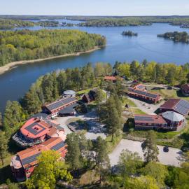 Stiftsgården Vårdnäs Hotell, отель в городе Brokind
