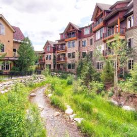 Luxurious, walk-to-lift condo with 2 balconies, scenic views, pool & hot tubs, hotell i Breckenridge