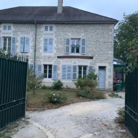 Chambres d'hôtes dans une maison de caractère – hotel w mieście Mussey-sur-Marne