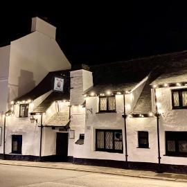 Jolly Sailor Inn - THE OLDEST PUB IN LOOE - Family run and full of charm and character, hotel en Looe