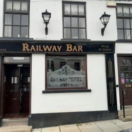 Railway Bar Accommodation, hotel in Poyntz Pass