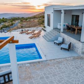 Villa Zlatno Sunce in the hills near Trogir