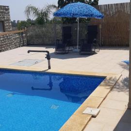 יחידת דיור עם בריכה פרטית מפנקת, hotelli kohteessa Rosh Pinna