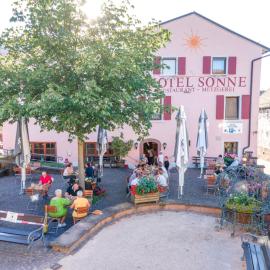 Hotel - Restaurant - Metzgerei Sonne, hotel v destinácii Loffenau